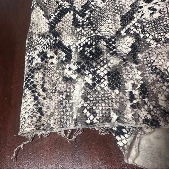 Kut from the Kloth Gidget High Rise Snake Print Cut Off Shorts Women’s Size 0 - Picture 10 of 16